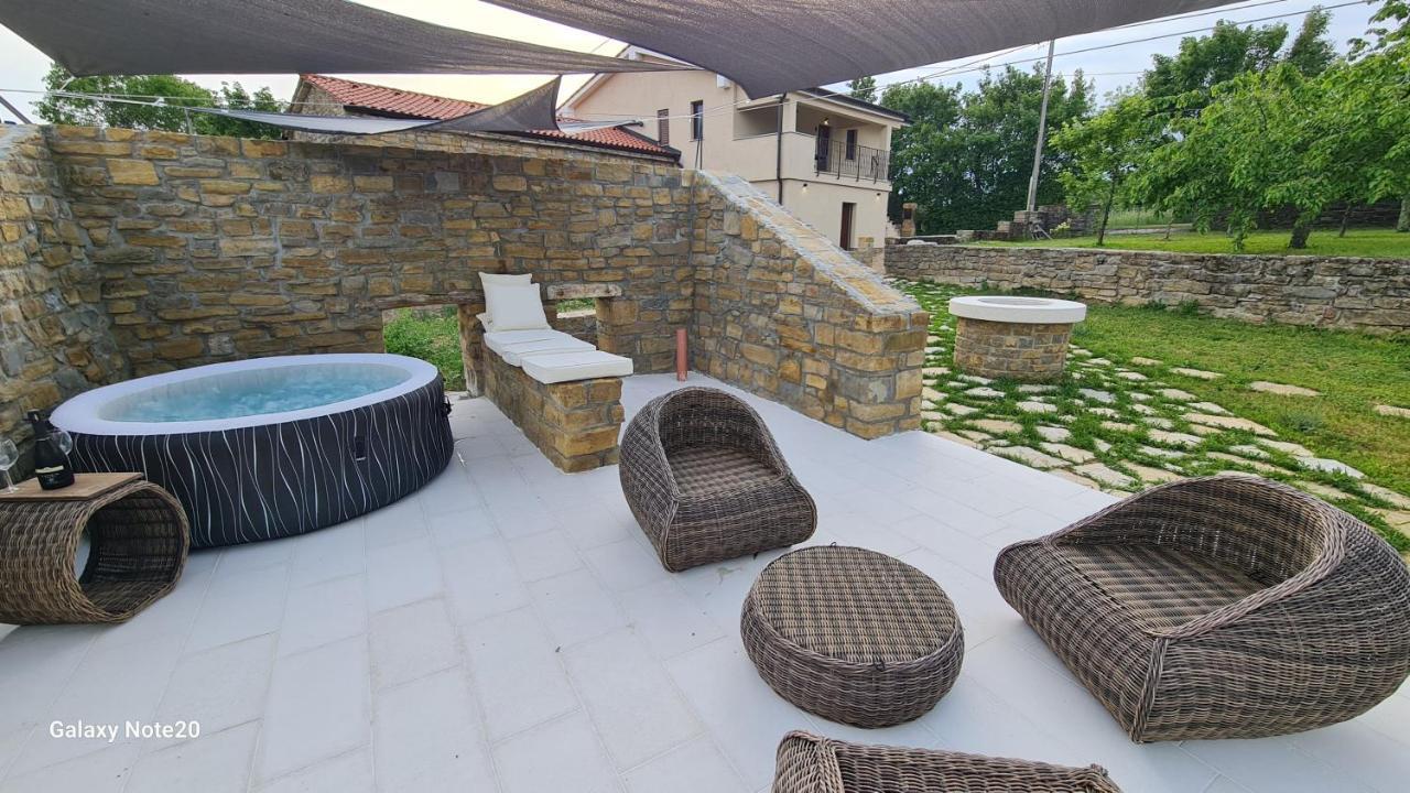 Hisa Kapis With Hot Tube Koper Exterior foto